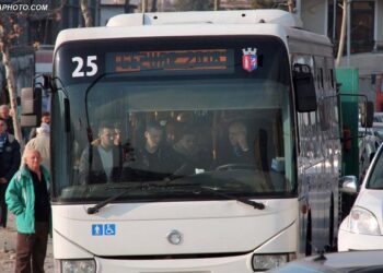 Unioni i Transportit: Nga e hëna reduktohet numri i autobusëve të transportit publik në Tiranë