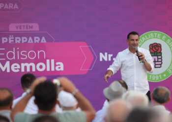 Veliaj në Rrogozhinë: Berisha si pijaneci i lagjes, përgojon gjithë dynjanë. Iliri nuk del nga pishina e tij në Lalz