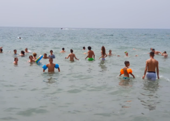 Emri/ Tragjike: Sapo kishte dalë nga spitali, 20-vjeçarit në Velipojë i ndaloi zemra në det, familjarët e nxorën në breg…!