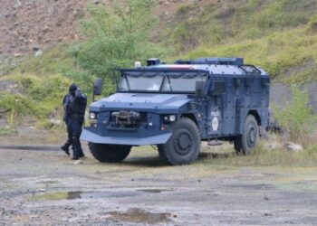 Rriten tensionet në Veri/ Me mbishkrime provokuese, motoçiklistë nga Serbia nisen drejt Kosovës, policia vendoset në kufi