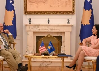 Shtensionimi i situatës në veri të Kosovës/ Ambasadori amerikan i shkon në zyrë presidentes Osmani