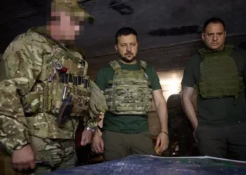 “Ushtarët po bëjnë luftë heroike”/ Zelensky viziton ushtrinë pranë Bakhmutit