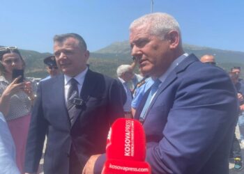 Vendimi i Kurtit krijoi radhë të gjata në kufi, Balla i kërkon Svelçës zgjidhjen e problemit