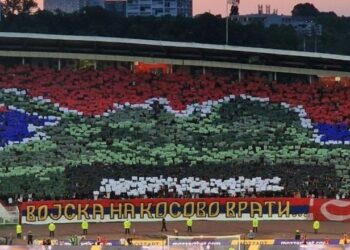‘Kur ushtria kthehet në Kosovë’/ Tifozët e Crvena Zvezda shpalosën pankartën në stadium, reagon ministri Çeku: Serbia mobilizon tifozëri për mesazhe lufte