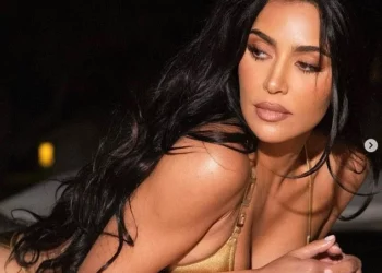 FOTO/ Kim Kardashian shëtit natën me biçikletë e veshur me bikini