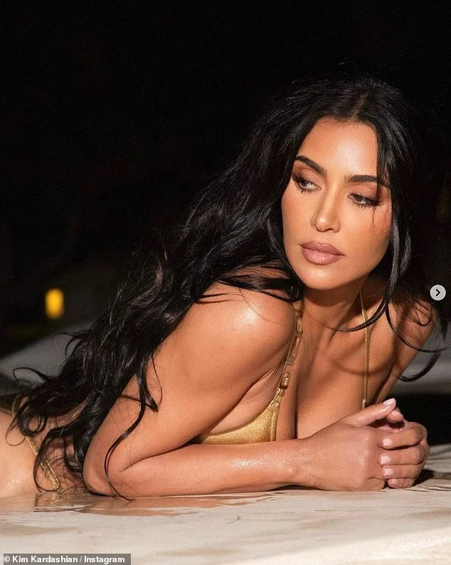 FOTO/ Kim Kardashian shëtit natën me biçikletë e veshur me bikini