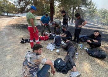Ekipi i zjarrfikësve shqiptarë shpëtojnë 9 emigrantë nga Iraku mes zjarreve në Greqi