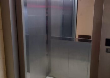 Humb jetën kamarieri 17-vjeçar pasi e zë poshtë ashensori, pronari i lokalit shpallet në kërkim