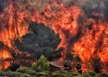 Verilindja e Greqisë në flakë prej më shumë se 24 orësh, evakuohen banorë në zona të ndryshme
