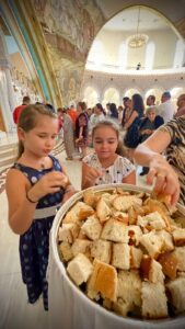 Besimtarët orthodoksë/ Kremtimi festiv i fjetjes së Hyjlindëses Mari (FOTOT)