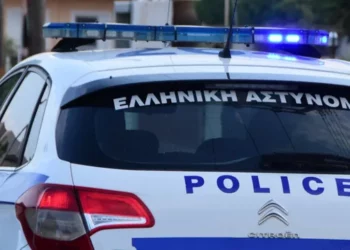 Arrestohet babai në Greqi, harroi vajzën e tij 4-vjeçare të mbyllur në makinë