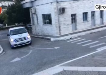 Tepelenë-Memaliaj/ Pranga 3 personave, transportonin në mënyrë të paligjshme 8 emigrantë