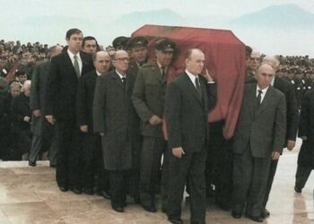 Dita kur vdiq Enver Hoxha, Ibrahimi në klubin e fshatit: Sot është dita jonë, më bëj një raki