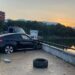VIDEO / Një “BMW X6” gjendet e përplasur te diga e Liqenit të Tiranës, zhduket shoferi
