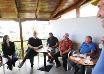 “Ejani dhe ju të PD”/ Rama batuta me banorët në Durrës: Mos u fshihni, pini një kafe se jeni në fazë të vështirë