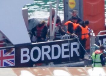 Kontrabandisti hedh në mes të detit emigrantët që ishin nisur për në Britani