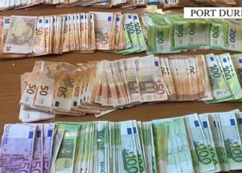EMRI/ U kap me mbi 100 mijë paund në portin e Durrësit, gjykata lë të lirë emigrantin