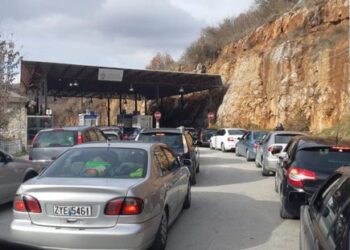 Fluks në Kapshticë / Emigrantët kalojnë pushimet në atdhe, nuk mungojnë as turistët e huaj