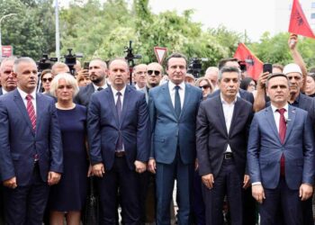 Kurti përçan politikën në RMV, debate e kritika për shfaqjet nacionaliste gjatë vizitës së tij