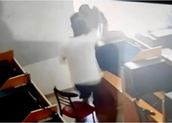 VIDEO/ Pamjet e rënda: Armando Meshau goditi i pari, si vdiq 55-vjeçari në karrigen e qendrës së internetit në Vlorë. Grushtat…!