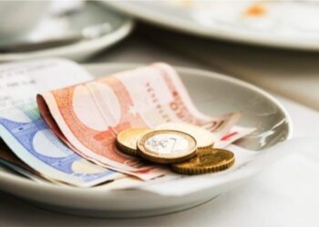 Lë vetëm 500 euro bakshish në restorant, kamarieri ndjek klientin deri te parkingu dhe i kërkon dyfishin