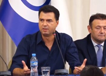 Sulmon Berishën/ Basha-këshilltarëve bashkiakë të PD: Ata që i thonë vetes “shumë”, enden si zombi pa domethënie për qytetarët