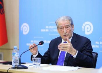 Berisha sulmon Bashën dhe betohet: Njeri i degraduar, i marrë peng. Nuk e lëshojmë PD-në