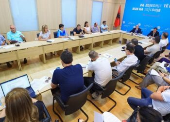 U betua me dorën në…/ Berisha mbledh kryesinë, shmang votëbesimin e tij për humbjen! S’ka datë për ‘respektimin’ e statutit