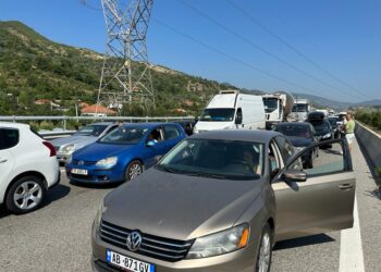 Bllokohet qarkullimi para rrethrrotullimit në Bradashesh-Elbasan, qindra makina në radhë kilometrike