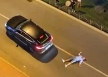 VIDEO/ Sherr mes disa të rinjve në Budva, makina shtyp njërin prej tyre