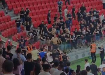 VIDEO/ “O çuna hipni”, momenti kur tifozët e Tiranës “sulen” për t’u përleshur me ata të Beshiktash