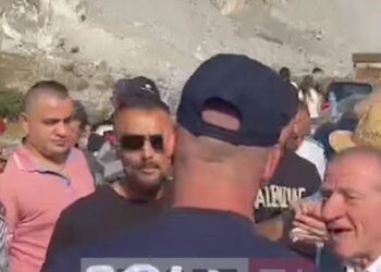 “Na arrestoni të gjithëve”… banorët e Fierzës protestojnë kundër gurores dhe fabrikës së bitumit