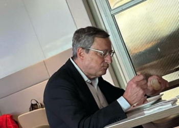 Thjeshtësia e “Super Marios”/ Në aeroport me ujë e bukë në dorë: Një kontrast i thellë me politikanët shqiptarë