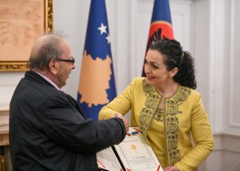 Ismail Kadare merr nënshtetësi në Kosovë, Osmani: Ndihemi të nderuar
