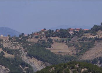 Fshati që jeton mes eshtrave: Erozioni nxjerr mbetje njerëzore qindra vjeçare në Gramsh