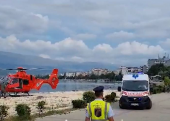 U godit nga fadroma në plazhin e Pogradecit: Pushuesi në gjendje kritike, niset me helikopter drejt Traumës