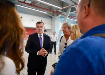 Ministri Balla e nis ditën duke inspektuar aeroportin “Nënë Tereza”: 1 milion pasagjerë pritet të hyjnë dhe dalin në gusht nga Shqipëria