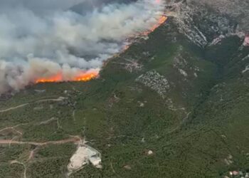 Flakët i afrohen Athinës, evakuohen 150 persona. Në Turqi evakuohen më shumë se 1200 persona