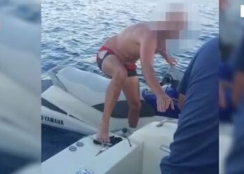 Emri/ Iu fik ‘Jet Ski-a’ në mes të detit gjatë natës, shpëtohet pas 10 orësh i riu. Ja gjendja e tij