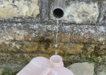 “Edhe sytë në mëngjes nuk i lajmë dot”, sakrifica e banorëve të fshatit me një curril ujë
