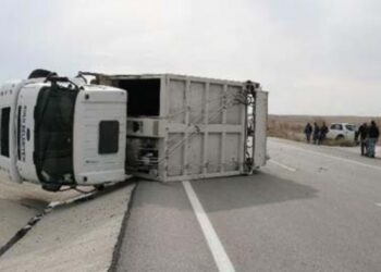 Aksidenti/ Kamioni përmbyset në rrugë, plagosen 2 pasagjerët në Maliq, shoqërohet në polici, shoferi