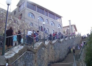 Rasti në gjykatë/ Prindërit dërgojnë djalin e varur nga droga në Kishën e Laçit, u ndodh e papritura. E dorëzojnë në polici