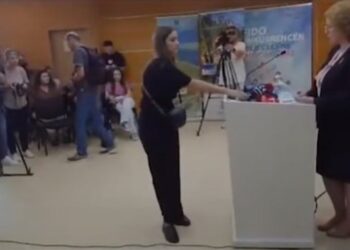 VIDEO/ Tërheqin mbrapsht mikrofonat: Gazetarët e Kosovës bojkotojnë konferencën e ministres Hajdari
