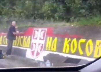 ​“Kur të kthehet ushtria në Kosovë…”, mesazhe provokuese në rrugët e Serbisë
