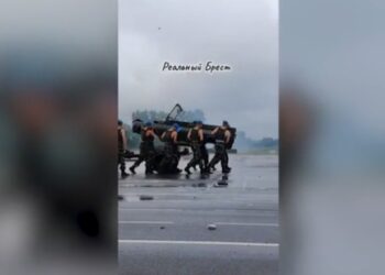 VIDEO/ Ç’montojnë fuoristradën, ja shfaqja e ‘çmendur’ e ushtarëve të Lukashenkos,