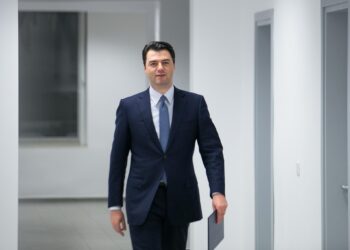 Bashës s’ka kush t’i dërgojë urime, 72 orë nga kthimi në krye të PD, asnjë mesazh publik nga ndërkombëtarët