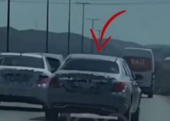VIDEO/ Manovra të rrezikshme/ Bënte parakalime “zig-zage”, gjobitet shoferi në Tiranë, u denoncua në rrjete sociale
