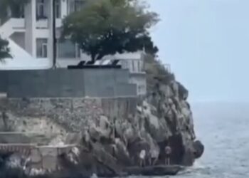 VIDEO/ E veshur me të bardha, Meloni dhe familja e saj shijojnë “pushimet” shqiptare në bregdetin e Vlorës