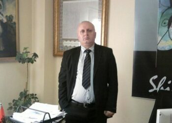 Emrat/ Kërcënoi për një pronë pronarin e radios, shoqërohet në policinë e Tiranës autori