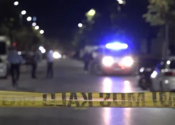 E rëndë në Vaun e Dejës, 21-vjeçarja plagos me thikë të moshuarin, mister shkaqet e ngjarjes